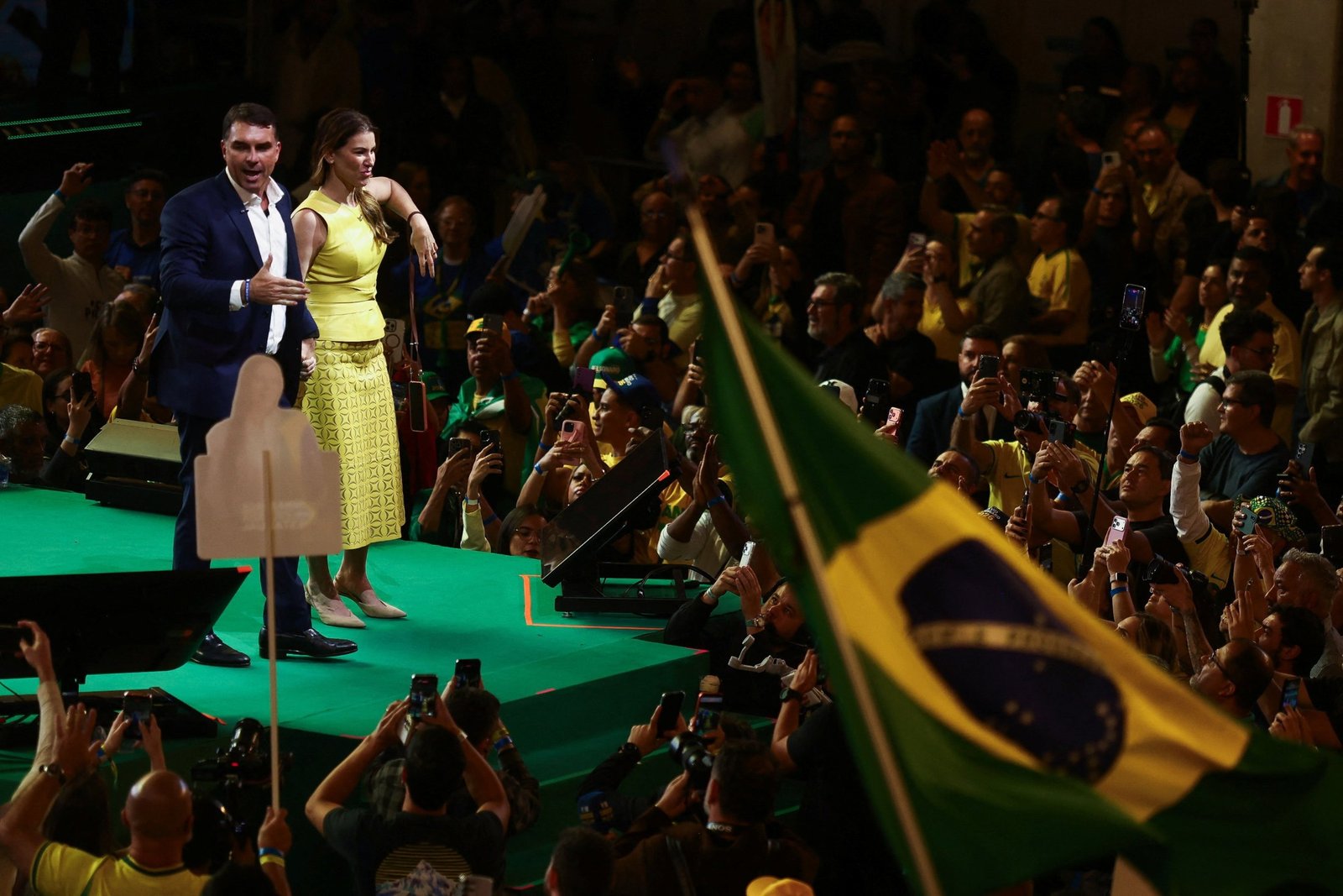 Fernanda Bolsonaro assume papel central na campanha de Flávio Bolsonaro ao Senado