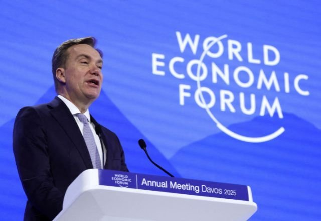 Presidente do Fórum Econômico Mundial renuncia após apuração revelar vínculos com Epstein.