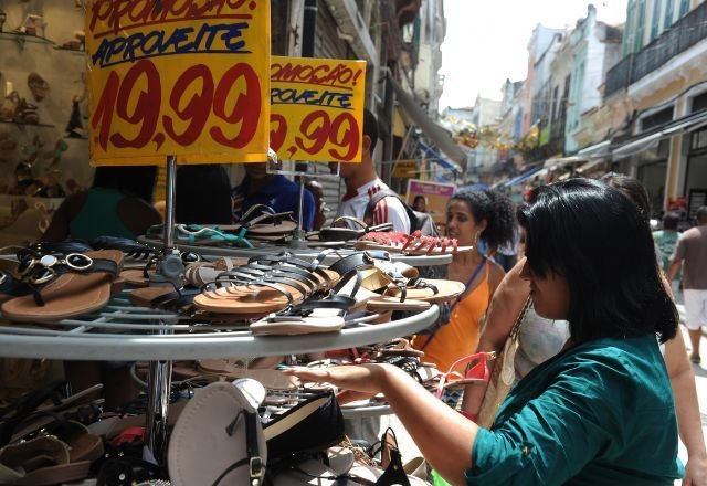 Governo prorroga por mais 90 dias a norma que limita o trabalho no comércio durante feriados.