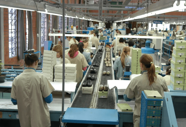 Economia – 13 horas atrás: Altas taxas de juros resultam no menor número de trabalhadores na indústria desde 2017, segundo a CNIS; pesquisa da confederação revela demanda em queda, aumento de importações e previsões cautelosas para 2026.