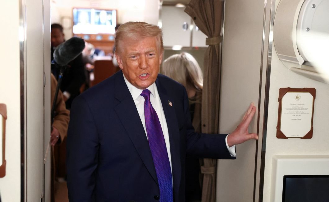 Economia – 8 horas atrás: O impacto das tarifas de Trump no mercado: oscilações entre 10% e 15% nas tarifas globais revelam incerteza jurídica, enquanto ativos fazem ajustes pontuais e buscam proteção.