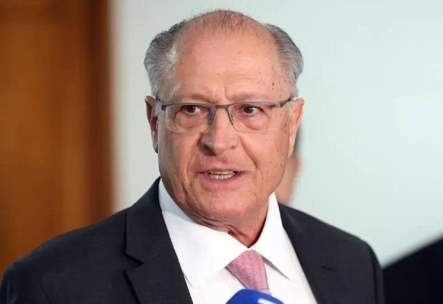 Alckmin afirma que a taxa global de 15% imposta pelos EUA pode trazer benefícios ao Brasil.