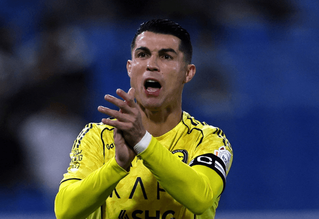 Cristiano Ronaldo adquire 25% das ações do clube espanhol Almería, que compete na segunda divisão.