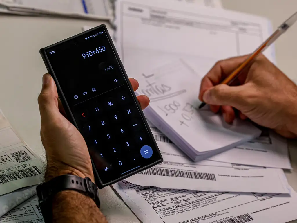 Primeira parcela do IR 2026 será liberada em 29 de maio; confira o cronograma de restituição.