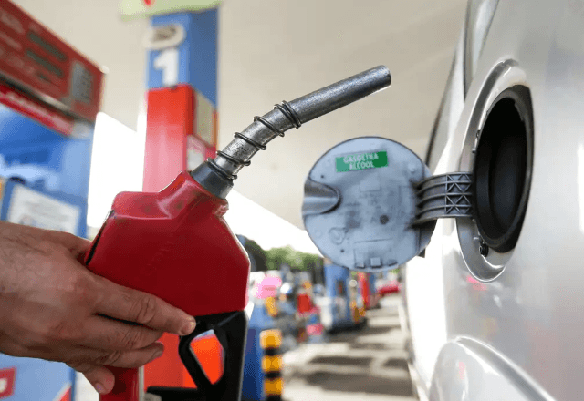 Economia – há 19 horas: Preço do diesel sobe 20% desde o início do conflito, e setor alerta para risco de falta de abastecimento. Dados da ANP revelam que os preços nas bombas aumentaram, mesmo com os esforços do governo Lula para controlar a alta; entidades solicitam ações adicionais.