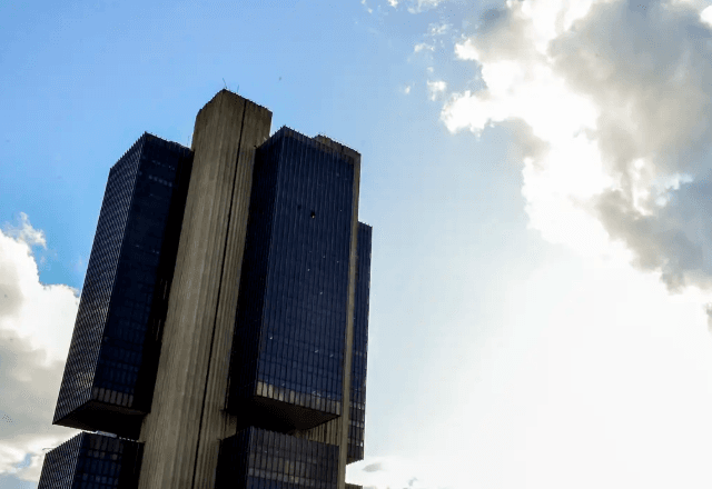 Economia – 14 horas atrás: Banco Central intensifica a proteção das transferências Pix após ataque cibernético no BTG. Regulador financeiro implementa novas diretrizes para a Conta de Pagamentos Instantâneos visando prevenir fraudes.