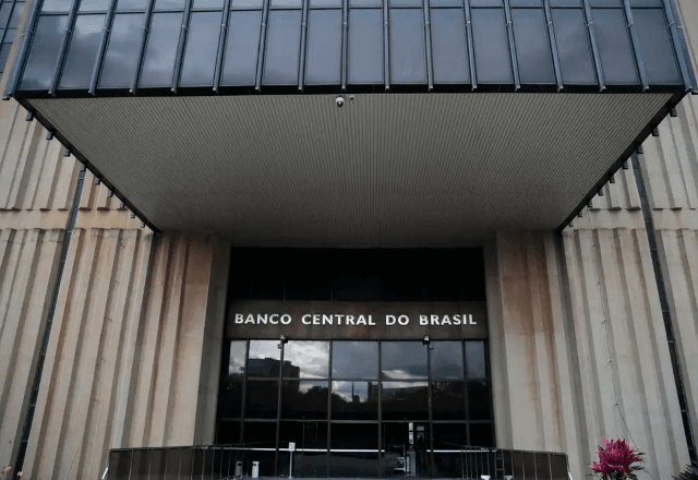 Vídeo Economia – 4 horas atrás: Boletim Focus: Mercado ajusta previsão do IPCA de 4,17% para 4,31%. Especialistas também aumentam a expectativa para o PIB deste ano.