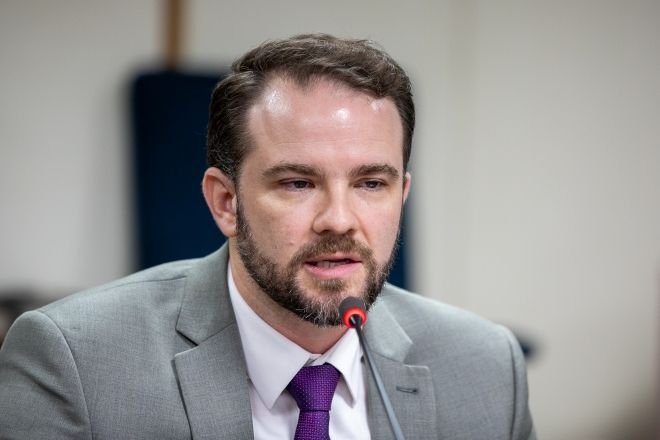 Economia – há 6 horas: Governo está perto de obter apoio unânime dos estados para a subvenção do diesel importado, afirma Durigan. Medida provisória do Executivo federal deve ser divulgada esta semana para mitigar o impacto da guerra nos preços dos combustíveis.