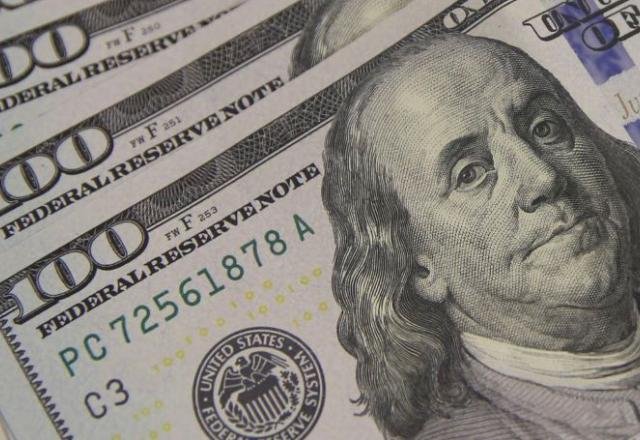 Economia – Há 18 horas: Dólar diminui para R$ 5,24 após flutuar acima de R$ 5,30 ao longo do dia. A moeda americana se desvalorizou devido à venda de dólares por exportadores, mas a semana foi desfavorável para o real em meio a tensões no Oriente Médio.