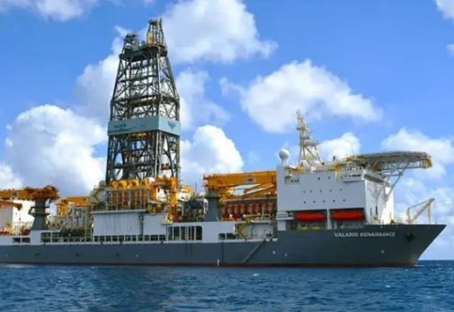 Petróleo encerra em significativa baixa, mas Brent permanece acima dos US$ 100.