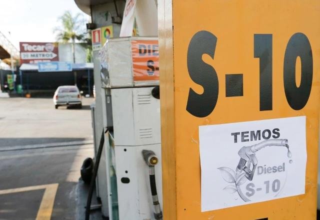 Preço do Diesel S-10 aumenta 13,6% nos postos em março devido à intensificação do conflito no Oriente Médio.