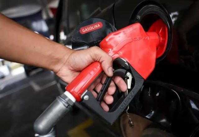 Operação em Brasília multa três empresas de distribuição de combustíveis por indícios de preços excessivos.