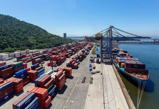 Governo disponibiliza R$ 15 bilhões em crédito para fomentar exportações e apoiar empresas brasileiras.