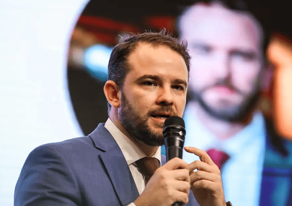 Economia – há 18 horas: Lula nomeia Dario Durigan como novo titular da Fazenda após a saída de Haddad. Durigan, que atualmente ocupa o cargo de segundo em comando da pasta, foi escolhido após o anúncio da saída do ministro do governo federal.