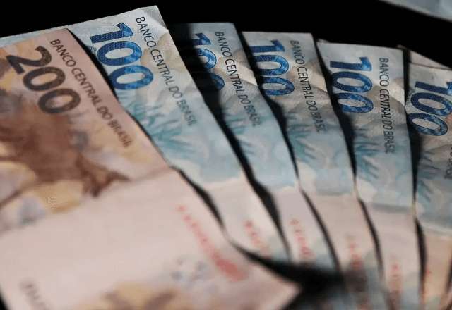 Empréstimos no Brasil diminuem em fevereiro e a inadimplência atinge o maior nível desde 2017, afirma o BC.