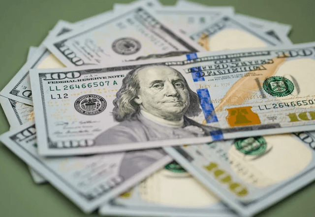 Economia – 7 horas atrás: Boletim Focus indica que mercado revisa a previsão do dólar para 2026; expectativa de aumento da Selic em 2023 e IPCA permanece inalterado.