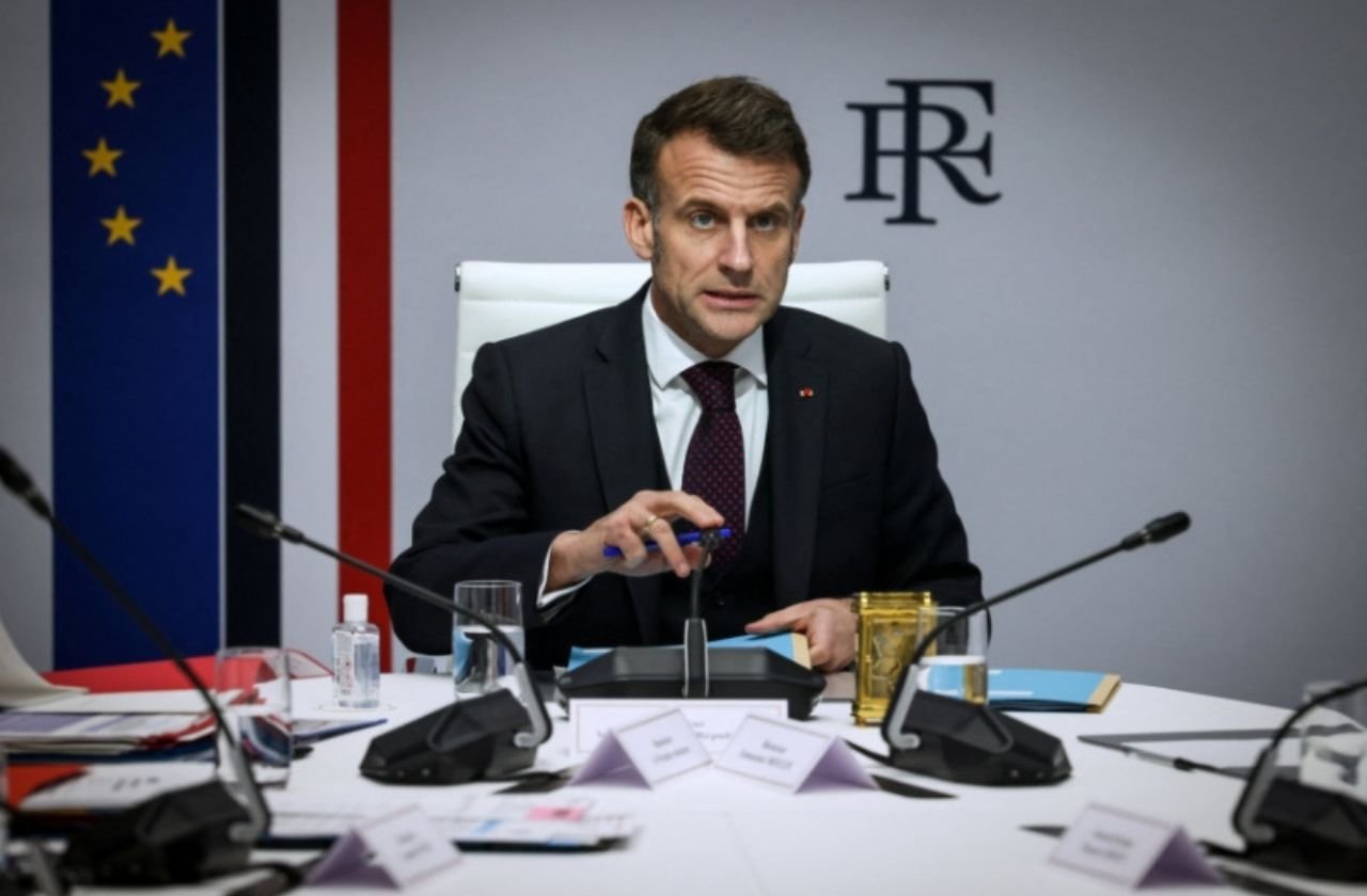 Economia – há 15 horas Macron reúne líderes do G7 para debater a crise no Irã e o aumento dos preços do petróleo Encontro convocado pelo presidente francês acontece após a elevação acentuada dos preços do petróleo em meio ao conflito entre EUA, Israel e Irã.