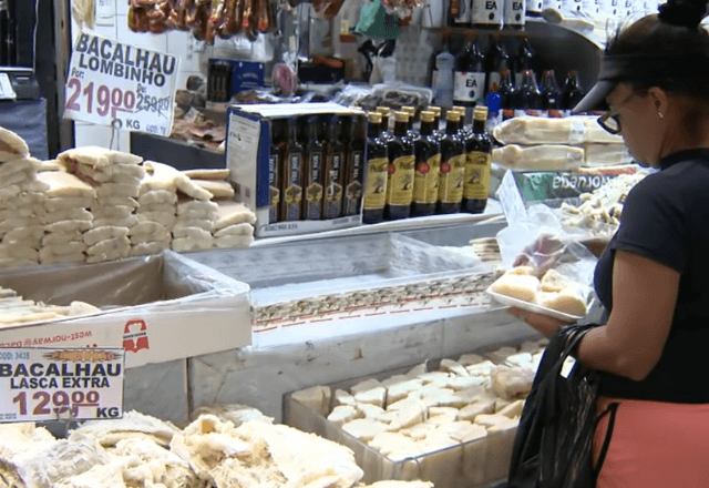 VídeoEconomia – 11 horas atrás: Bacalhau se destaca na Páscoa e pode alcançar vendas recordes. Vendedores se antecipam nas compras e esperam aumento na demanda, apesar da queda no consumo do ano anterior.