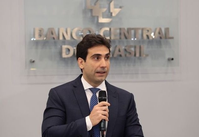 Economia – há 16 horas: Galípolo expressa “consternação” e “luto” no Banco Central devido a plano de servidores com Vorcaro; Presidente da instituição afirma que a resposta institucional ajudou a manter a integridade da autoridade monetária.