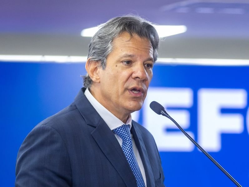 Economia – 14 horas atrás: Haddad afirma que o conflito no Oriente Médio não afetará a economia brasileira de forma imediata. O Ministro da Fazenda ressalta que o momento favorável do país e o superávit no petróleo oferecem proteção no curto prazo, mas uma possível intensificação do conflito pode alterar essa perspectiva.