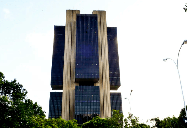 Economia – Há 6 horas: BC ajusta previsão do IPCA para 3,9% e mantém estimativa do PIB em 1,6% para 2026; inflação permanece acima da meta e expectativa de aumento no final de 2026 é influenciada por pressões do petróleo e um cenário externo incerto devido ao conflito no Irã.