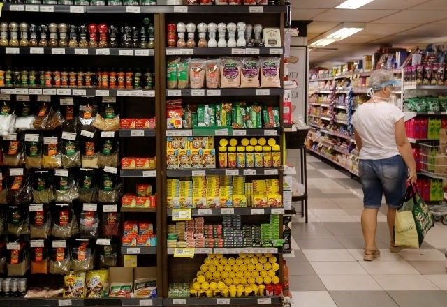 Economia – 7 horas atrás: Presidente da Abras afirma que a escala 5×2 é viável se houver desoneração; fim da escala 6×1 pode ser aceito, mas requer compensações para as empresas.