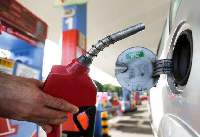 Economia – Há 2 dias: Petrobras eleva preço do diesel em R$ 0,38 a partir deste sábado. A estatal revelou o aumento devido à alta do petróleo provocada pela guerra no Irã; ações do Governo Federal devem reduzir o impacto nos postos de combustíveis.