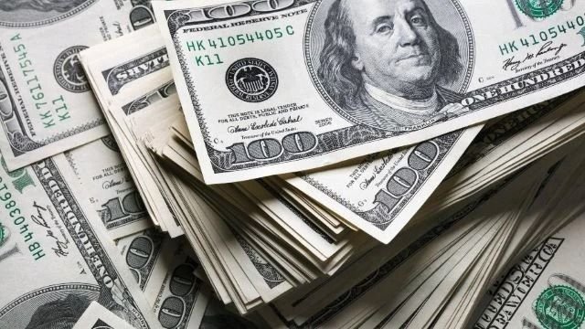 Economia – 15 horas atrás: Dólar encerra em alta devido ao aumento da tensão no Oriente Médio. Moeda americana fechou com valorização de 0,62%, a R$ 5,166.