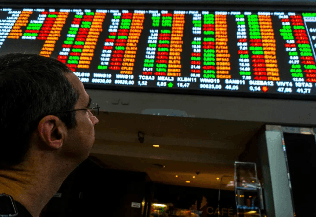 Economia – há 4 horas: Ibovespa registra aumento de 3,2%, alcançando a maior valorização diária em dois meses; dólar recua para R$ 5,24. A alta foi impulsionada por declarações de Donald Trump, que reduziram as preocupações sobre tensões no Oriente Médio e provocaram queda nos preços do petróleo.