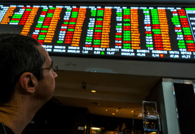 Economia – 11 horas atrás: Ibovespa sobe 1,4% e dólar recua para R$ 5,15 em meio a flutuações do petróleo. Informações contraditórias sobre o conflito e o Estreito de Ormuz geraram instabilidade, mas a tendência de alta prevaleceu, resultando em uma leve queda do dólar.