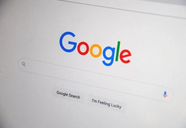 Economia – 11 horas atrás: Google inicia a substituição de títulos de notícias por suas próprias versões em pesquisas. Reportagem revela situações em que a IA generativa do Google modificou o significado de artigos com títulos otimizados para maior visibilidade nos resultados de busca.