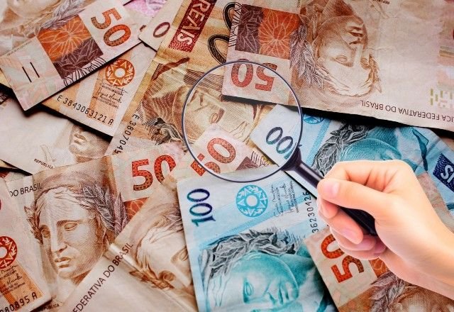 Economia – há 4 horas: Dívida pública brasileira atinge 79,2% do PIB em fevereiro; setor público apresenta déficit de R$16,388 bilhões no mês e saldo primário negativo de R$52,843 bilhões em 12 meses.