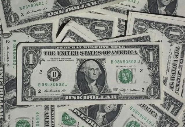 Dólar aumentou no primeiro mês do conflito com o Irã, mas diminuiu durante a guerra na Ucrânia – qual é a explicação?