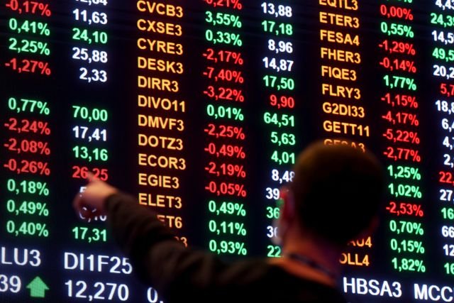 Economia – há 10 horas: Ibovespa encerra com alta de 1,2%, perto dos 180 mil pontos; cotação do dólar recua para R$ 5,23. As principais ações, como Petrobras, Vale e instituições financeiras, estão entre os destaques positivos, elevando o índice.