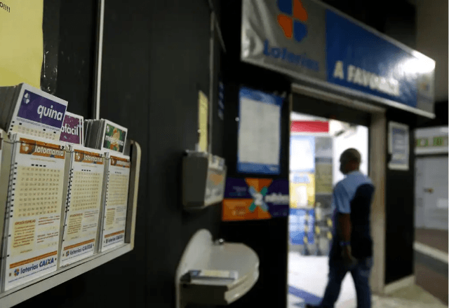 Economia – há 17 horas: Lotéricas encerram serviços de Pix Saque e Pix Troco para clientes de bancos externos a partir desta segunda-feira (16); serviços continuam disponíveis para instituições parceiras do Banco Central.