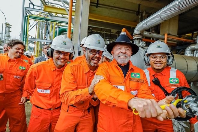 Lula exige que a Petrobras mantenha reservas de petróleo para salvaguardar o Brasil de crises externas.