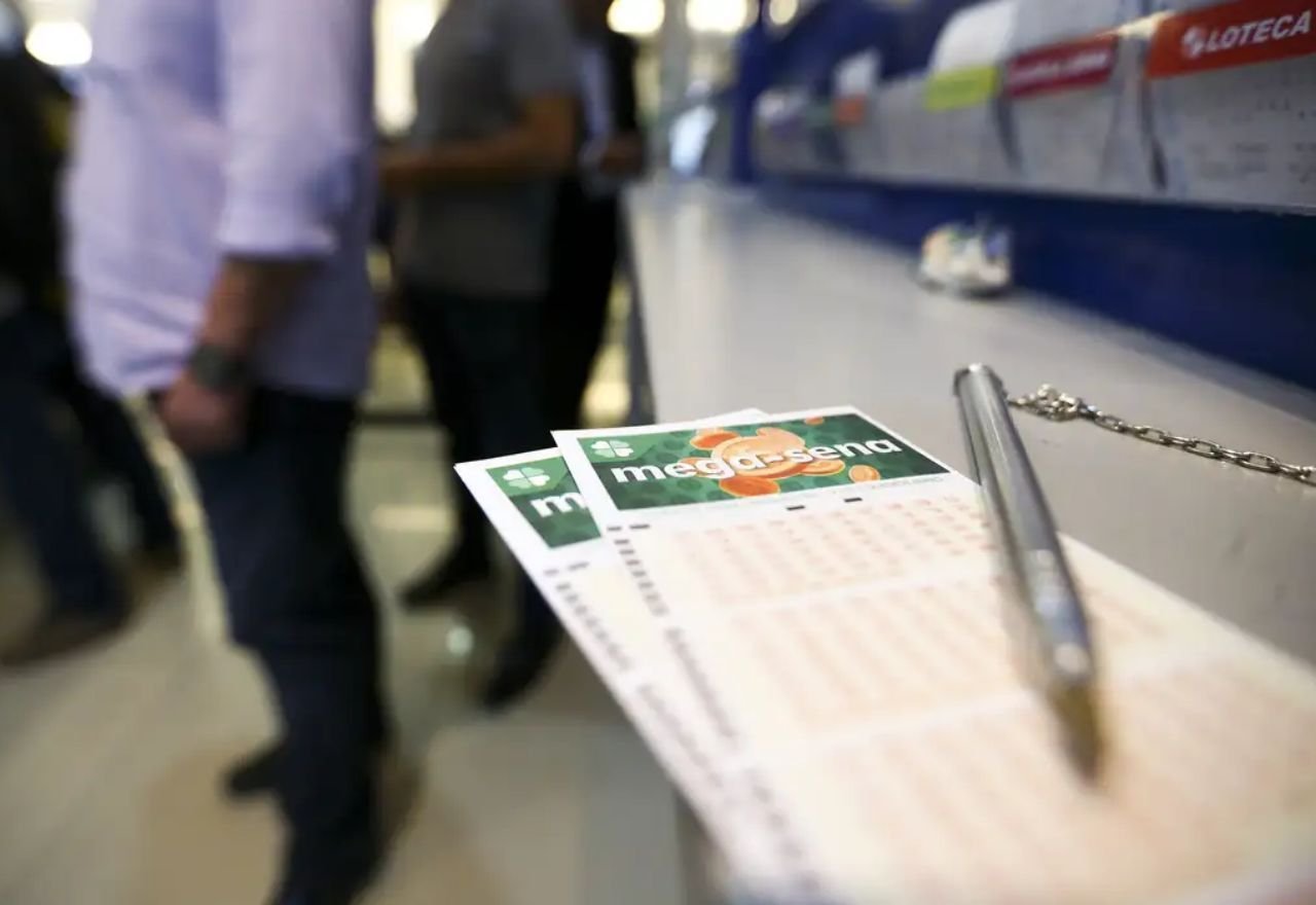 Mega-Sena pode oferecer R$ 75 milhões neste sábado.