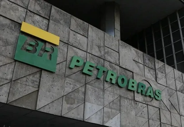 Economia – há 16 horas: Petrobras assegura que não há perigo de falta de abastecimento no Brasil devido ao conflito no Irã. A empresa estatal afirma ter rotas alternativas ao Estreito de Ormuz, que está sendo impactado pelos ataques dos EUA e Israel a embarcações iranianas.