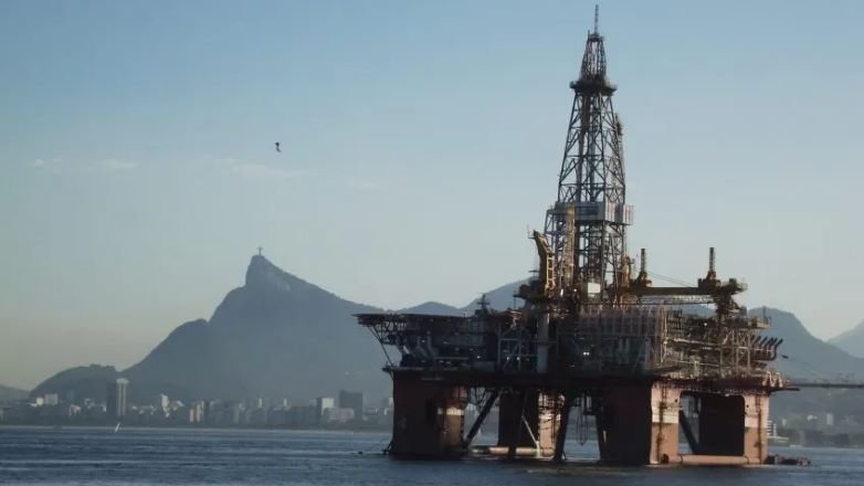 Petróleo encerra acima de US$ 100 pela primeira vez em quase quatro anos.