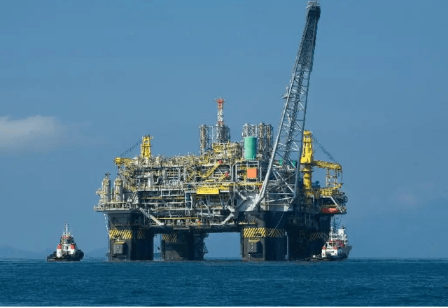 Economia – há 6 horas: Preço do petróleo ultrapassa US$ 100 novamente e mercados asiáticos caem devido ao conflito. O barril de petróleo Brent atingiu hoje o preço de US$ 104,53, após ter estado abaixo de US$ 100 no começo da semana, em razão de declarações do presidente Donald Trump.