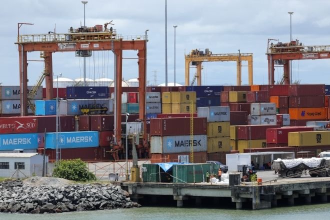 Economia – há 9 horas: Balança comercial registra um superávit de US$ 4,2 bilhões em fevereiro, impulsionada por um aumento de 15,6% nas exportações. As vendas externas totalizaram US$ 26,3 bilhões no mês, enquanto as importações caíram para US$ 22,1 bilhões, aumentando o saldo positivo.