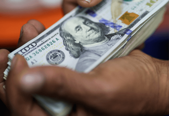 vídeoEconomia – 14 horas atrás: Dólar encerra em R$ 5,06, atingindo o menor nível em dois anos. Moeda americana, que é vista como refúgio por investidores, enfrenta dificuldades devido ao aumento do apetite por risco.