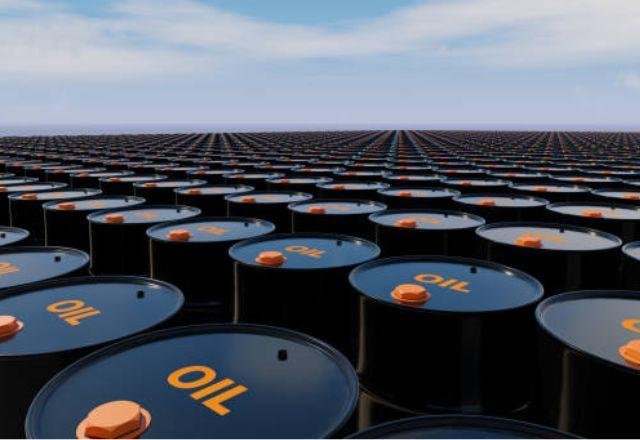 Petróleo atinge US$ 100, mas encerra a US$ 98,48 aguardando acordo entre EUA e Irã.