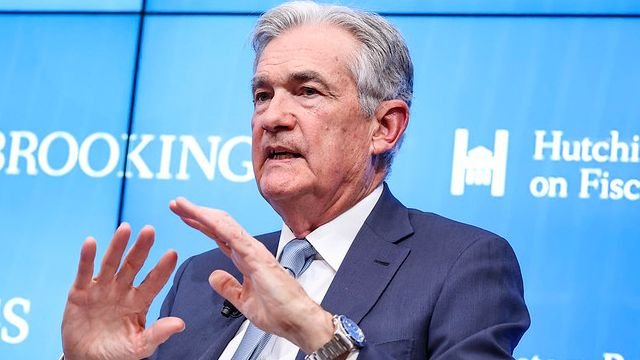 Economia – há 3 horas: Fed decide manter taxas de juros inalteradas nos EUA na última reunião de Powell como presidente. Votação foi a mais polarizada desde 1992; Jerome Powell se despede da liderança do Banco Central americano em 15 de maio, enfrentando críticas de Trump.