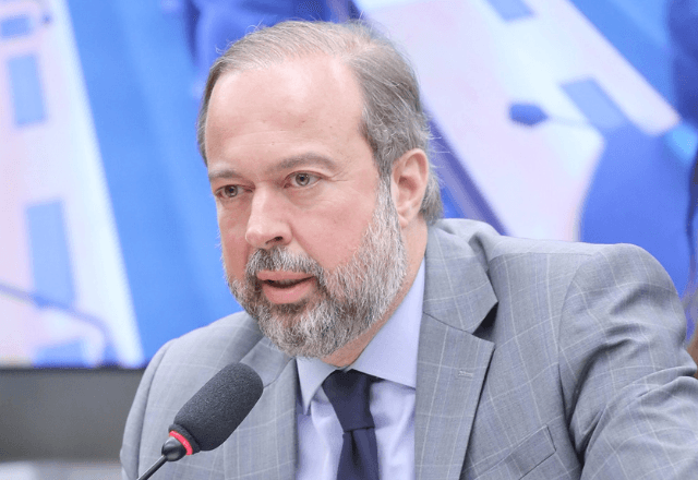 VídeoEconomia – 12 horas atrás: Governo planeja aumentar a proporção de etanol na gasolina para 32%, afirma ministro. A proposta pode aumentar o uso de biocombustível e afetar os preços da gasolina e do açúcar no Brasil.