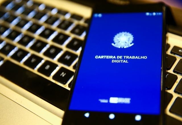 Governo Lula elabora manual para ajudar empresas a combater a disparidade salarial entre gêneros.