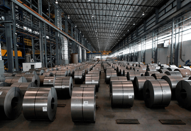 Estados Unidos facilitam tarifas sobre metais, mas elevação de impostos gera preocupação na indústria brasileira