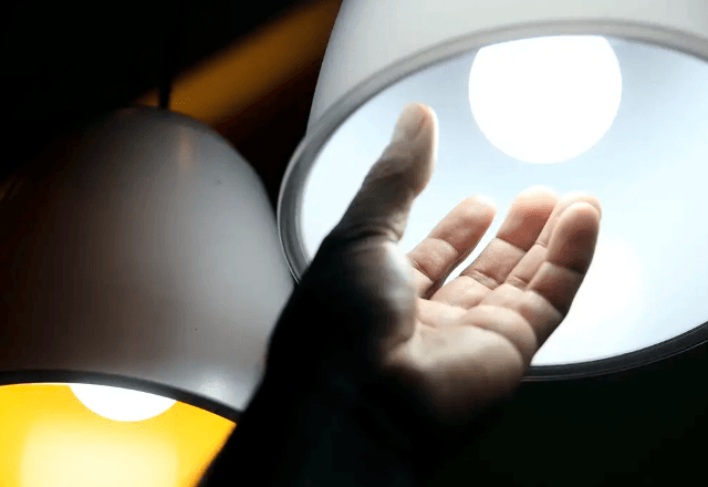 VídeoEconomia – 13 Horas Atrás: Aneel Anuncia Bandeira Amarela para Conta de Luz em Maio, Indicando Condições Desfavoráveis na Geração de Energia e Possível Cobrança Extra.