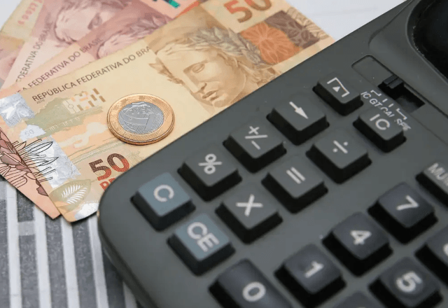 Endividamento das famílias atinge 49,9% em fevereiro, segundo o Banco Central.