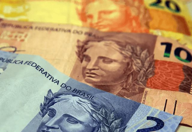 Economia – 9 horas atrás: Governo Lula prevê um salário mínimo de R$ 1.717 para 2027, um acréscimo de R$ 96. O Projeto da Lei de Diretrizes Orçamentárias, que orienta a elaboração do orçamento, pode ser alterado durante sua tramitação no Congresso.